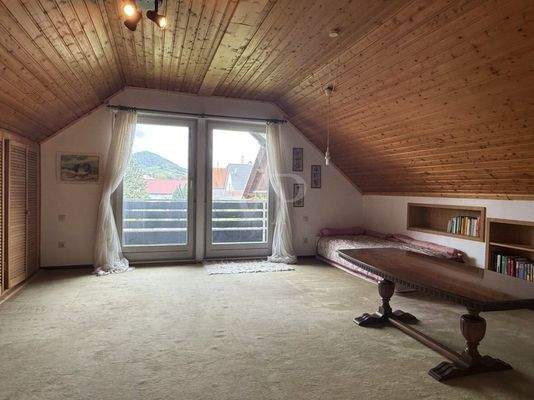 Zimmer mit Zugang auf den Balkon