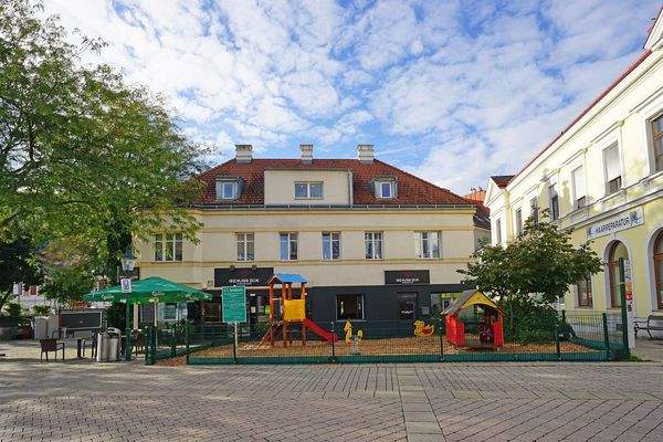 Nordseite Richtung Hauptplatz mit öffentlichem Kleinkind-Spielplatz