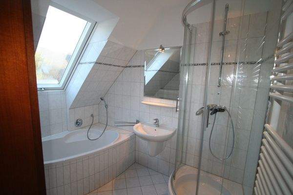 Bad mit Dusche und Wanne!