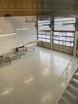 Hallenbereich mit Empore (Bsp)