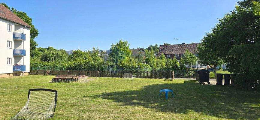 Spielwiese vor dem Hauseingang