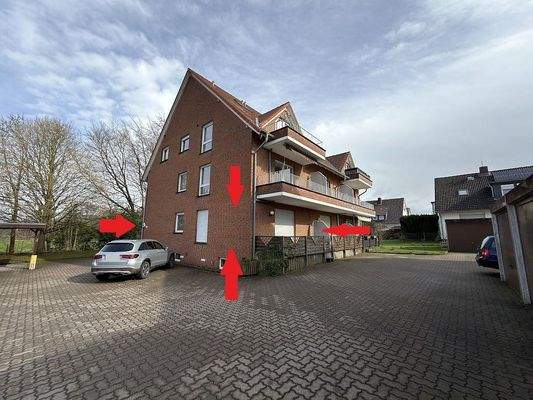 Hausansicht mit Stellplätzen