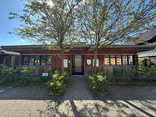 schickes Büro-/Praxisgebäude