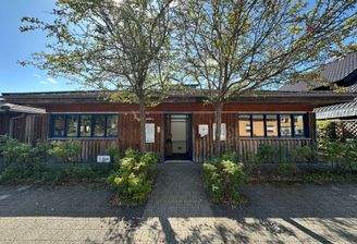 schickes Büro-/Praxisgebäude