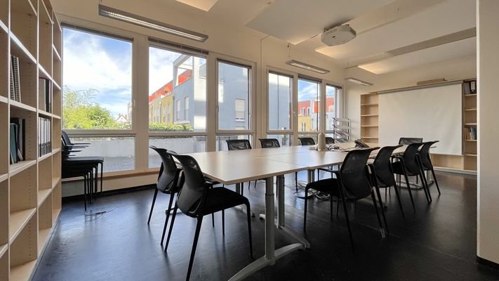 Team-Büro, Schulungs- oder Seminarraum mit viel Platz für Konferenzen und Präsentationen