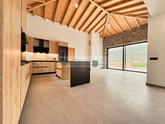 827d090749c24bc09b17f325bfe94376-original