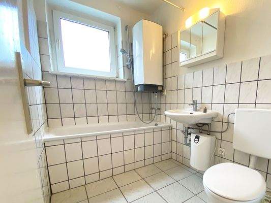 Tageslichtbad mit Wanne