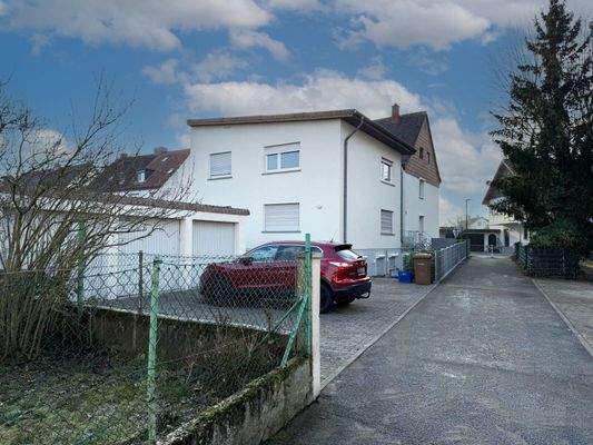 Hausansicht mit Garagen