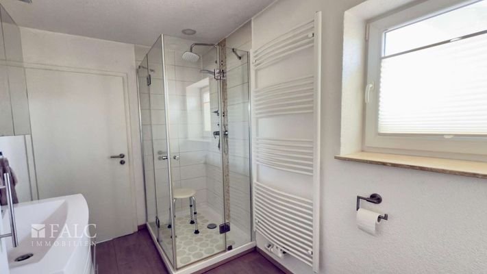 Bad mit Dusche im Erdgeschoss