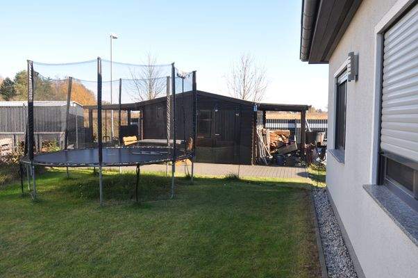 Blick zum Gartenhaus