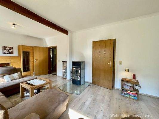 Das Wohnzimmer hat 2 Türen
