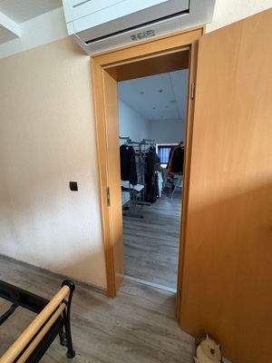 Geöffnetes Holztürzimmer