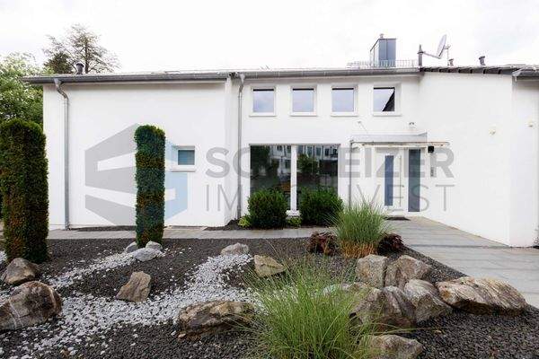 Vorgarten und Hauseingang