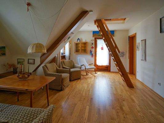Großes Zimmer im DG mit Zugang zum Spitzboden