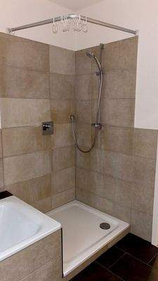 fast ebenerdige Dusche