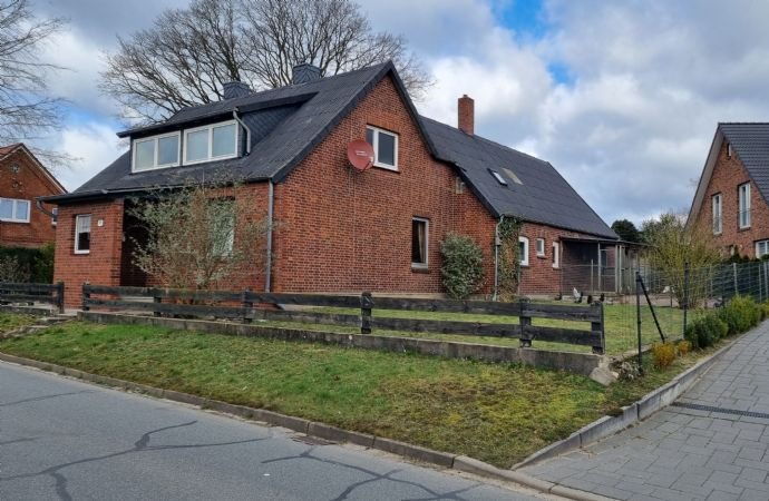 Teilrenoviertes Haus mit 2 Wohneinheiten in Stelle