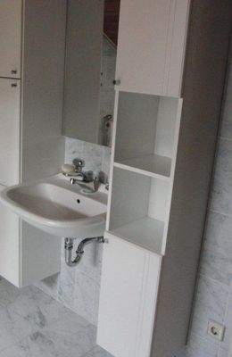 moderne Badausstattung mit Einbaumöbeln