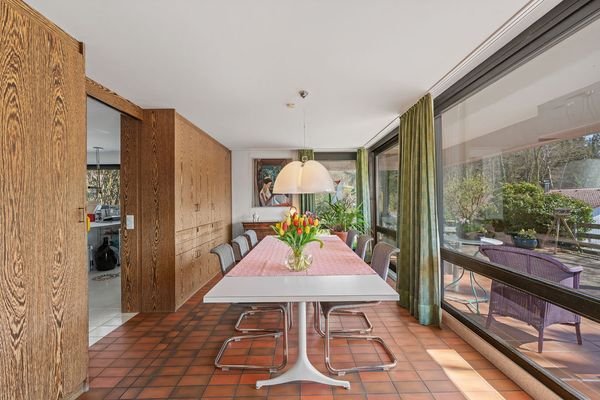 Essbereich Niveau 2 mit überdachtem Balkon und abgehender großer Terrasse