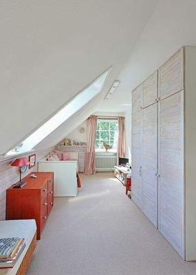 Gemütliches Kinderzimmer mit Fenster nach Osten