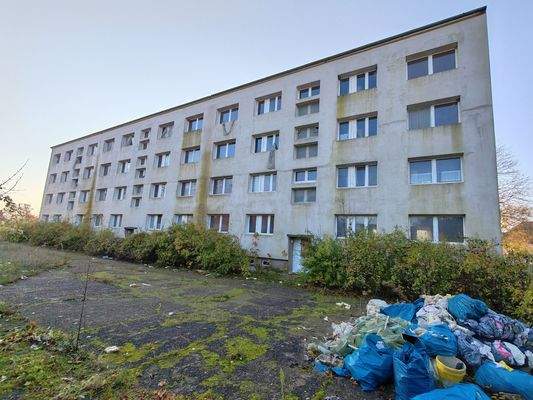 Hofseite mit Stellplätze