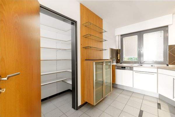 5 Küche mit Abstellkammer