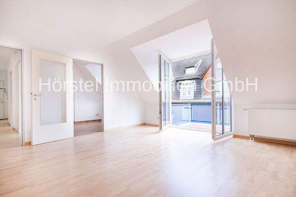 Wohnzimmer mit Ost-Balkon