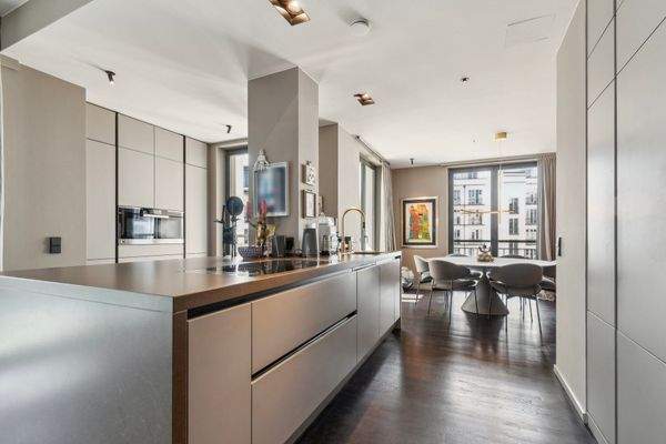 Offene Küche mit modernen Küchengeräten