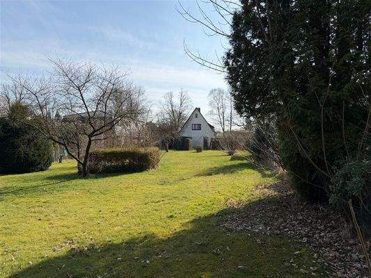 Blick aus dem Garten zum Haus