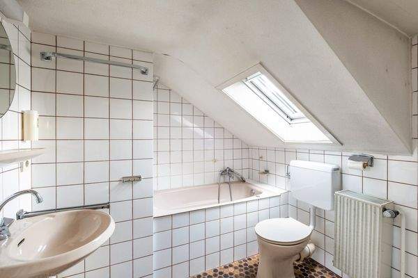 Badezimmer mit Fenster