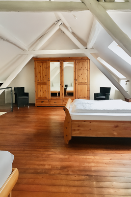 Helles Dachstudio mit Holzdetails