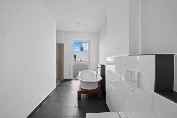 Hochwertig ausgestattetes Badezimmer