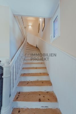 Holztreppe ins OG