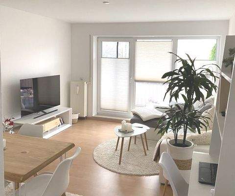 Großes, helles Musterwohnzimmer, mit Balkonzugang