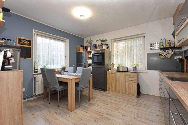 Küche mit angrenzender Speisekammer 