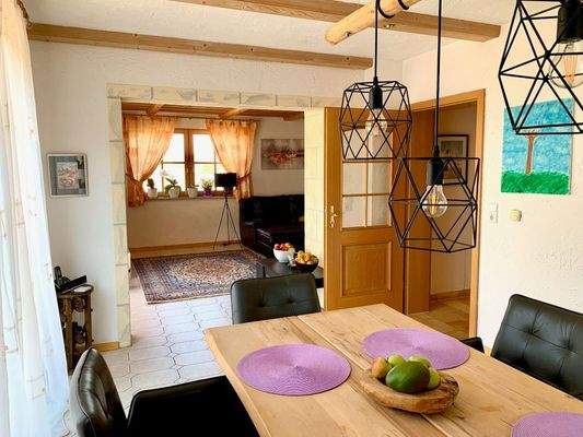 Blick vom Essbereich zum Wohnzimmer