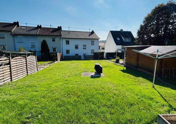 Gartenansicht mit Blick aufs Haus