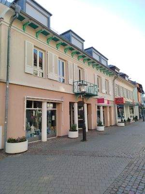 Ladenansicht mit Fußgängerzone