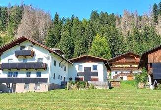 Vorderansicht Wohnhaus Wirtschaftsgebäude