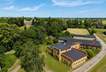 Marstall mit Anbauten und Garagenhof, im Hintergrund Schloss Neetzow