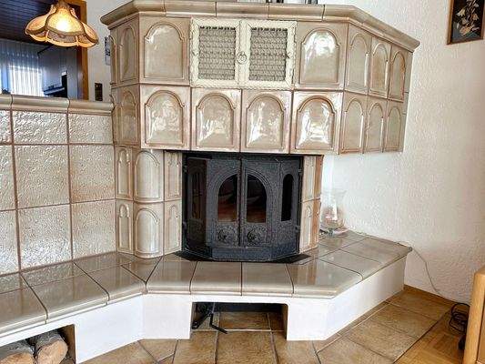 wohligem Kachelofen.