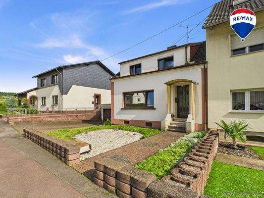 RE/MAX Immobilien DeLux Einfamilienhaus Nalbach Frontansicht