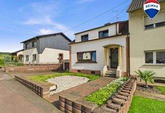 RE/MAX Immobilien DeLux Einfamilienhaus Nalbach Frontansicht