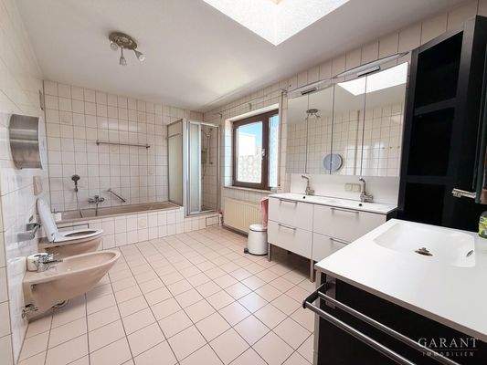 Großes Badezimmer OG