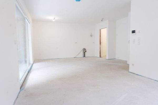 Lichtdurchfluteter Wohnbereich mit offener Küche