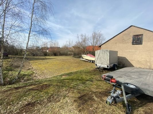 Sicht von Straße aus plus Garagen