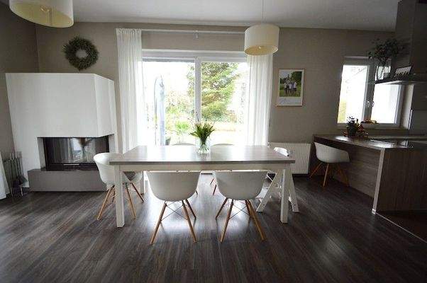 Erdgeschoss-Essbereich mit Kamin 