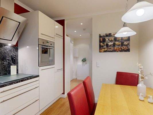 Küche mit Blick in den Flur