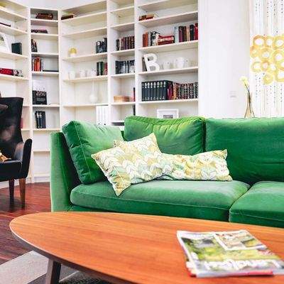 Wohnzimmer mit Bibliothek