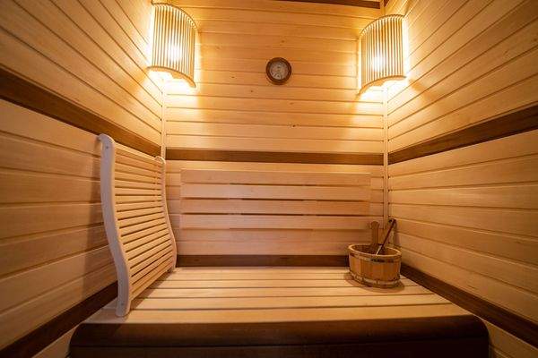 Holzsauna mit Beleuchtung
