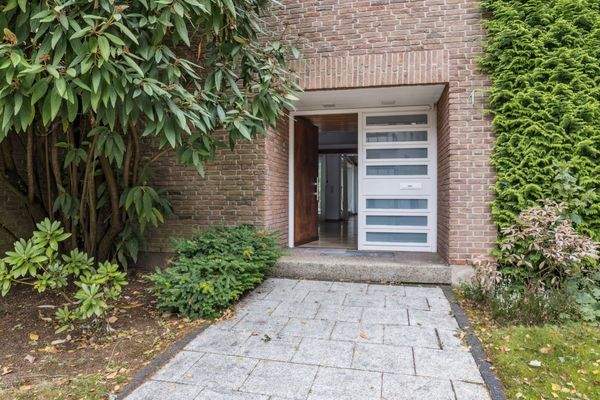 Weg zum Eingangsbereich